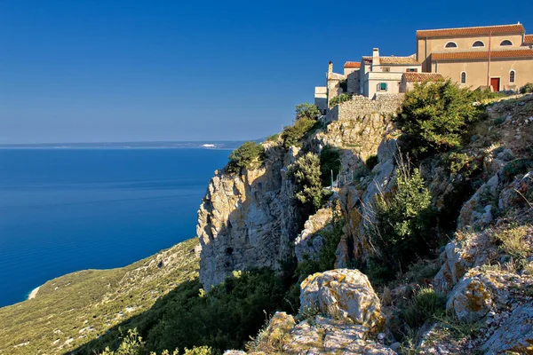 Adriatische Küstenstadt auf dem Felsen - Lubenice — Stockfoto