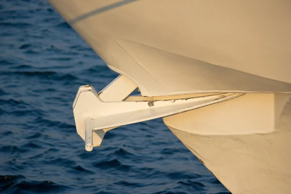 Loď kotva s pozadím modré moře — Stock fotografie