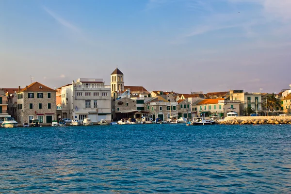 Dalmátském městě vodice nábřeží, Dalmácie, Chorvatsko — Stock fotografie