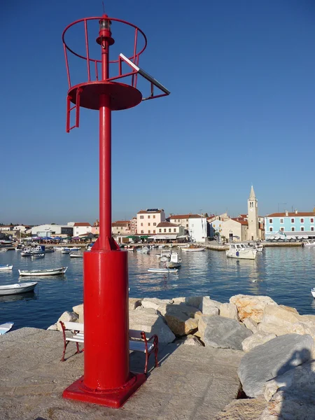 Alte adriatische Stadt Fazana, hinter rotem Leuchtfeuer — Stockfoto