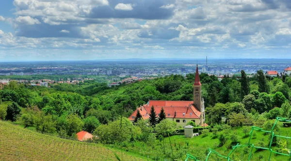 クロアチアの首都の上の緑の丘に教会ザグレブ — ストック写真