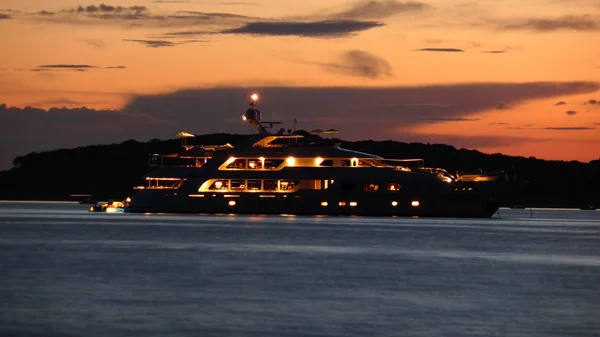 Luxury yacht silhouette at dusk — Stock Photo, Image