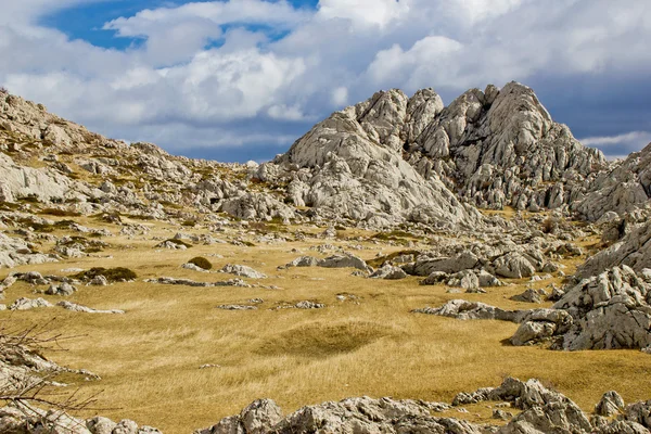 Paesaggio montano di Velebit vicino a Tulove Grede — Foto Stock