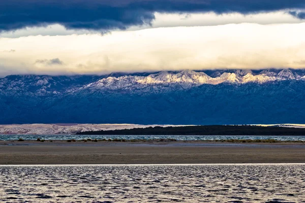 Deniz su, kum, dağ ve bulutlar katmanları — Stok fotoğraf