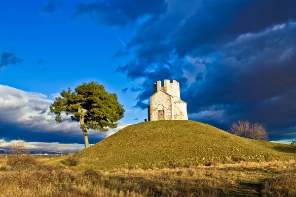 Capilla en colina verde, Nin, Dalmacia —  Fotos de Stock