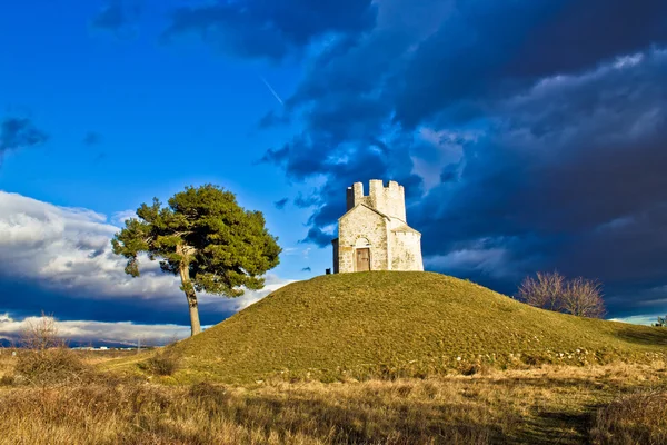 Cappella sulla collina verde, Nin, Dalmazia — Foto Stock