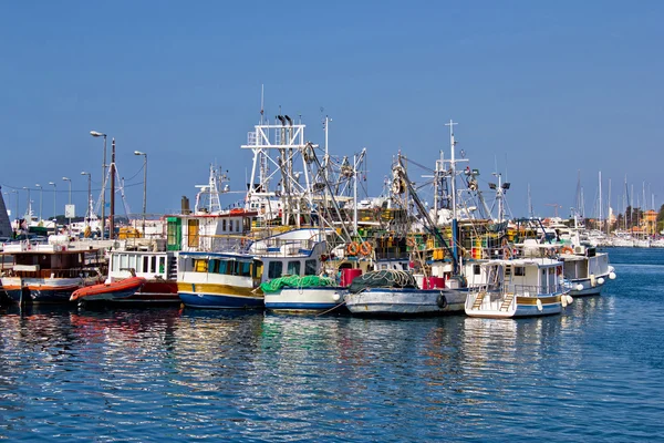 Flotte de bateaux de pêche dans le port — Photo