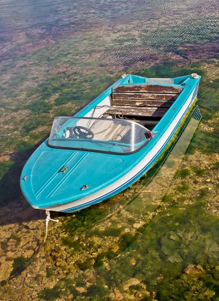 Modrý člun svázaný v mělkém moři — Stock fotografie