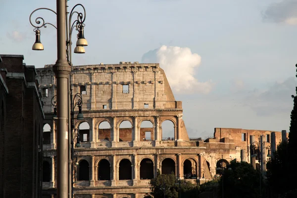 Colosseo vista strada — Foto Stock
