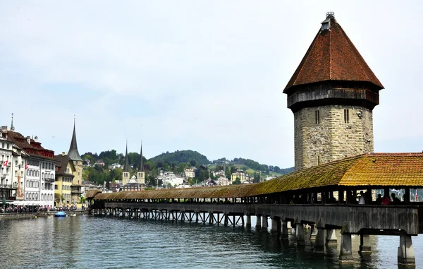 Швейцария, вид на старый деревянный мост . — стоковое фото