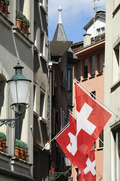Zürich svájci zászlók az utcán. — Stock Fotó