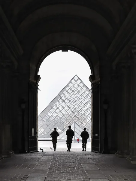 Paris. Soldados em Musee du Louvre . — Fotografia de Stock