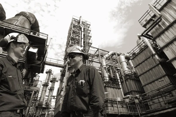 Refinery workers, oil and gas industry — Stock Photo, Image