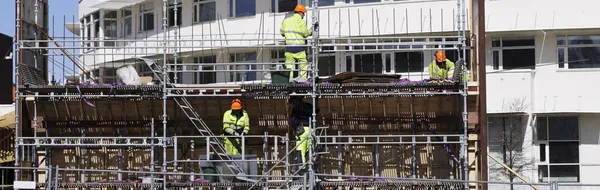 Trabajadores y construcciones de edificios — Foto de Stock