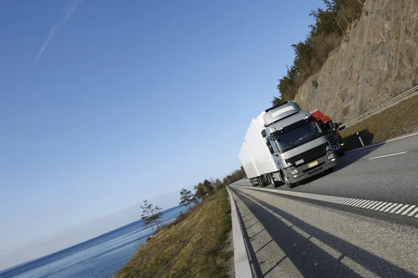Vrachtwagens rijden door bergpas — Stockfoto