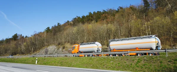 Bränsle lastbil på språng — Stockfoto