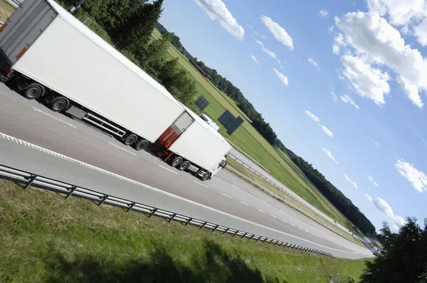 Kamionů na dálnici — Stock fotografie
