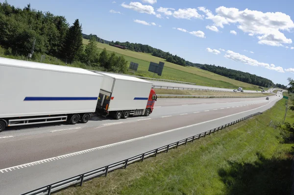 Lastbilstransporter på lång motorväg — Stockfoto