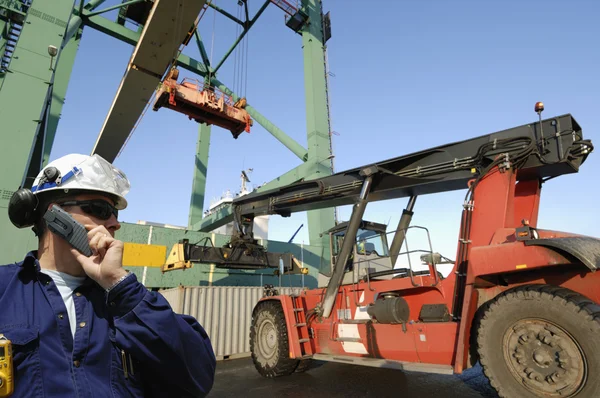 Arbetaren och containerhamn — Stockfoto