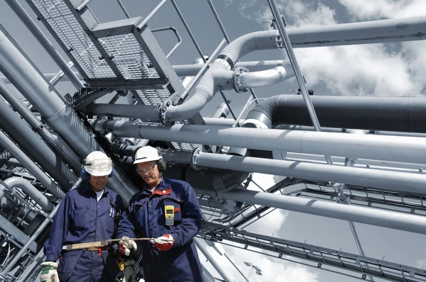 Petrol İşçileri ve boru hatları — Stok fotoğraf