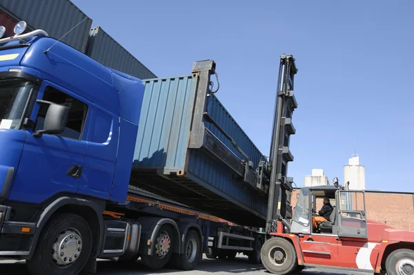 Вантажівка і контейнерний навантажувач — стокове фото