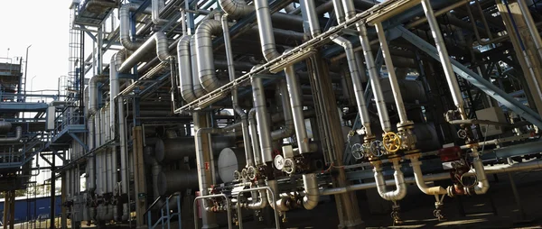 Pipelines and pumps inside refinery — Stock Photo, Image