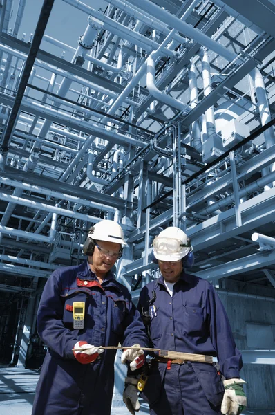 Trabajadores del petróleo y oleoductos — Foto de Stock