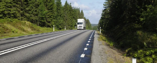 トラックの国高速道路の運転 — ストック写真