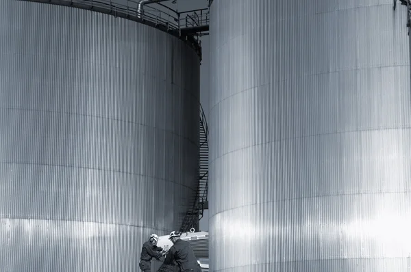 Zbiorniki oleju pracowników i rafinerii — Zdjęcie stockowe