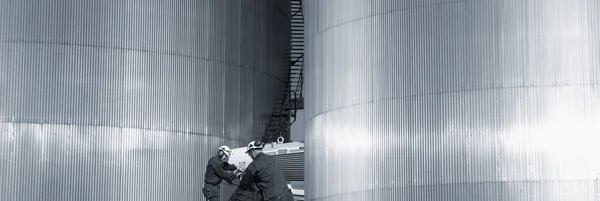 Petrol endüstrisi ve işçiler, panoramik — Stok fotoğraf