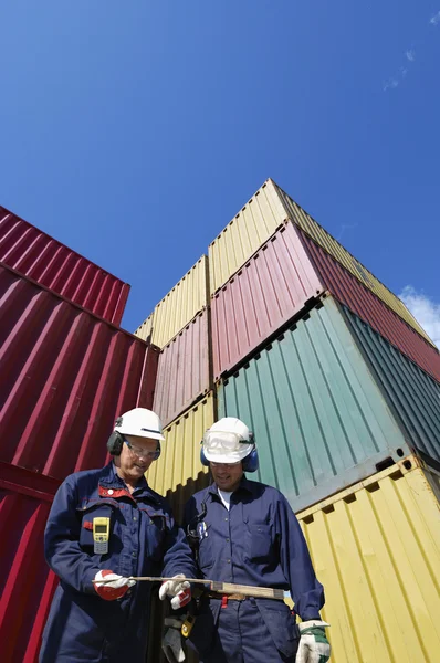 Container portuali e lavoratori — Foto Stock