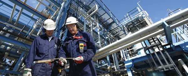Trabajadores de refinerías y tuberías — Foto de Stock