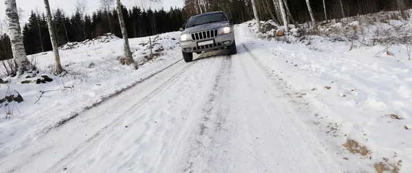 Bil, suv, körning i snörik vinter, Panorama. — 图库照片