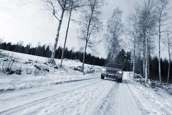 車、suv、雪に覆われた冬の運転 — ストック写真