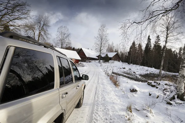 Bil, suv, körning i snörik vinter — Stockfoto