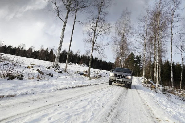 Coche, SUV, conducción en invierno nevado — Foto de Stock