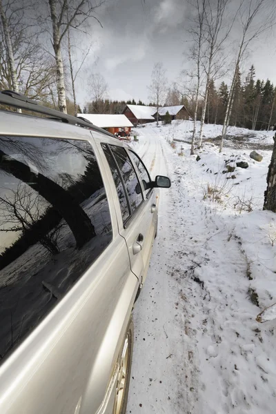 Carro, suv, dirigindo no inverno nevado — Fotografia de Stock