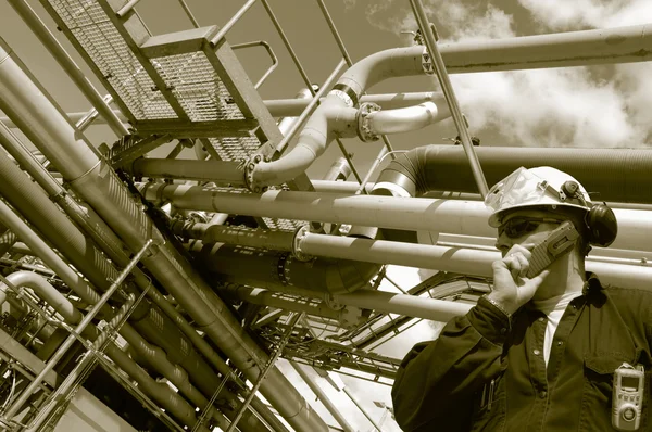 Rafineri işçi ve boru hatları — Stok fotoğraf