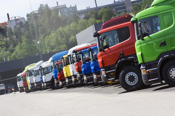 Lastbil konvoj stående på rad — Stockfoto