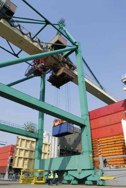 Crane sänka behållare på fartyg — Stockfoto