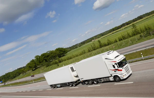 Lastbilstransporter på motorvägen — Stockfoto