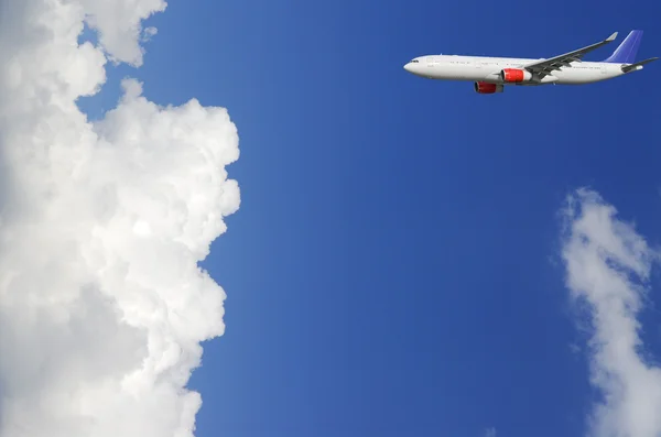 Vliegtuig vliegen in de wolk-scape — Stockfoto