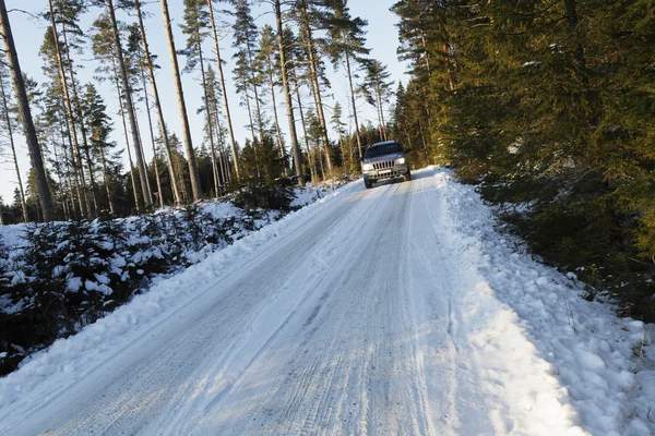 Suv，在白雪皑皑的乡村道路上行驶的车 — 图库照片
