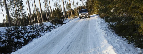 SUV, αυτοκίνητο, οδήγηση σε χιονισμένο επαρχιακό δρόμο — Φωτογραφία Αρχείου