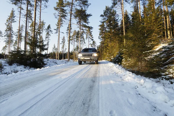 Carro, suv, dirigindo no inverno nevado — Fotografia de Stock