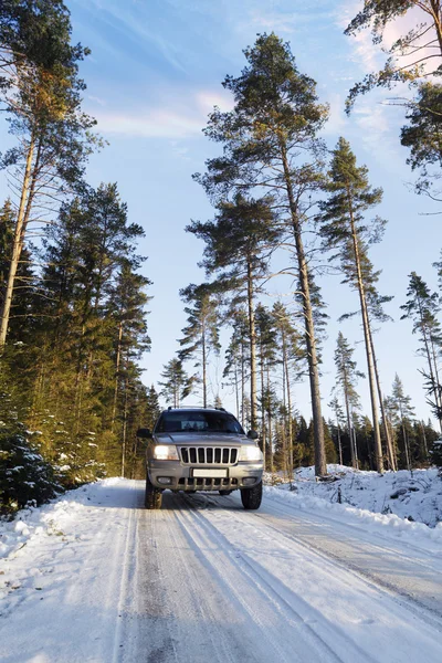Suv, carro, dirigindo na estrada de campo nevado — Fotografia de Stock