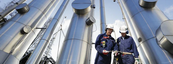 Газовики и нефтеперерабатывающий завод — стоковое фото