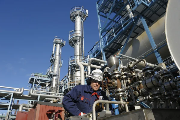 Ingenjör med jätte pipeline maskiner — Stockfoto