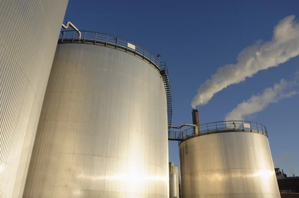 Fuel storage towers, smoke and gases — Stock Photo, Image