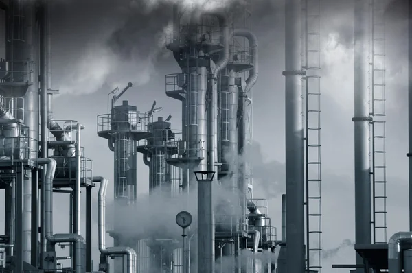 Indústria de petróleo e gás sob nuvens pesadas — Fotografia de Stock